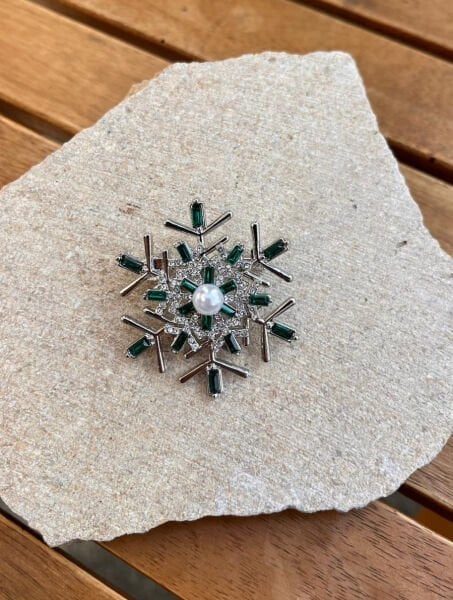 Yeşil Taşlı Kar Tanesi Broş