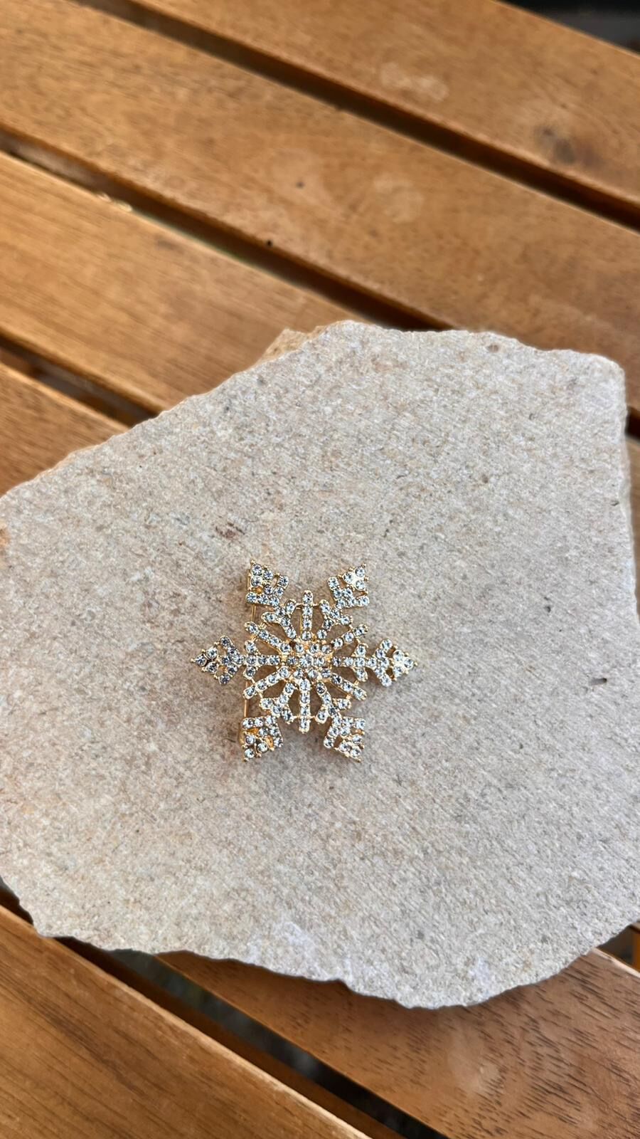 Taşlı Altın Kar Tanesi Broş