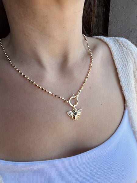 Taşlı Arı Charmlı Küp Zincir Kolye