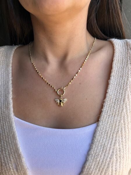 Taşlı Arı Charmlı Küp Zincir Kolye