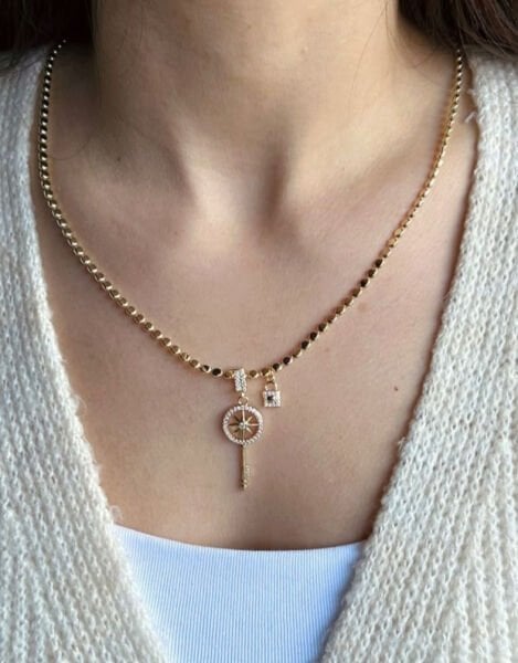 Taşlı Anahtar Charmlı Pul Zincir Kolye