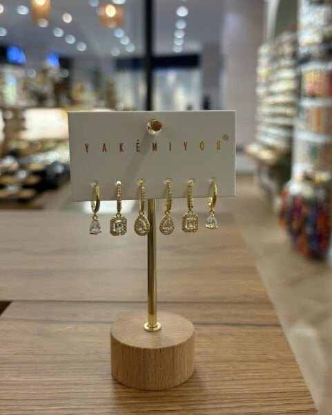 Yakemiyou Çerçeveli Taşlı Altılı Küpe